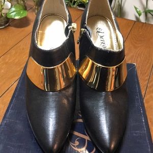 This shoes have never been worn, but boxed.